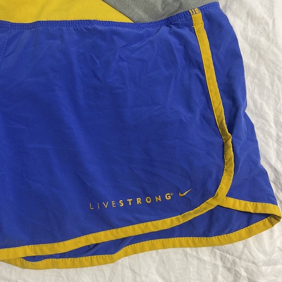 Nike Live strong, athletic shorts, women, extra small - Picture 2 of 4